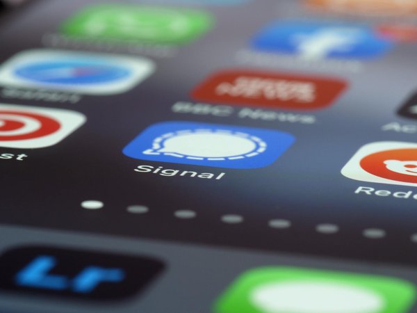 Mastering the Maze: Key Challenges in Crafting Multiplayer Experiences for Next-Gen VR Platforms